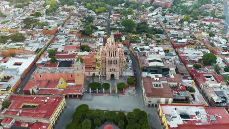 Drone-Flies-Above-Parroquia-De-San-Miguel-Arcángel,-Guanajuato,-Mexico,-Pan-Down