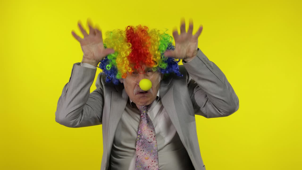 viejo payaso hombre de negocios empresario jefe haciendo caras tontas. espacio de copia