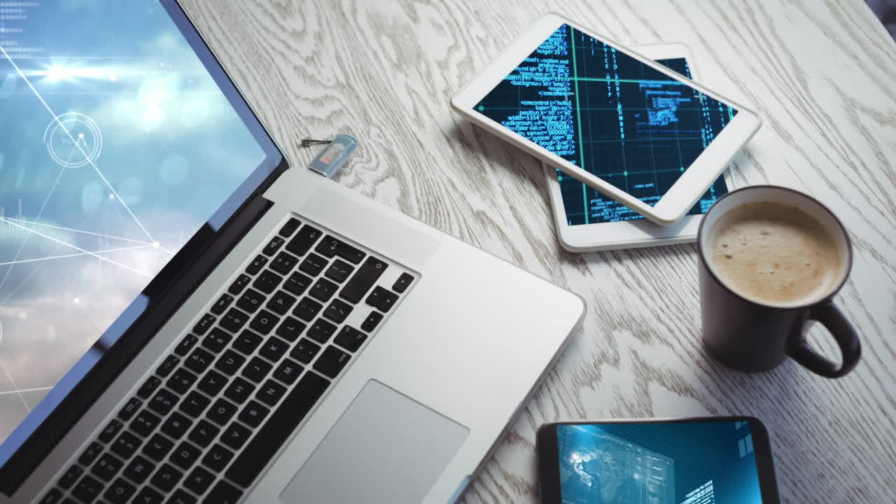 animación de dispositivos electrónicos que muestran nubes flotantes y estadísticas en las pantallas