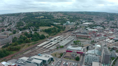 establecimiento de una toma panorámica con drones de la estación de tren de la ciudad de sheffield