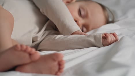 Seguimiento-De-Una-Niña-Caucásica-Durmiendo-En-La-Cama-En-Casa.