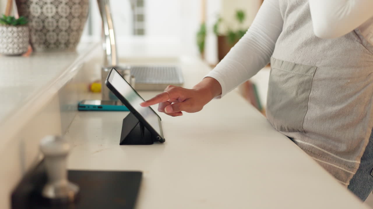 tableta, orden y una camarera trabajando en un café