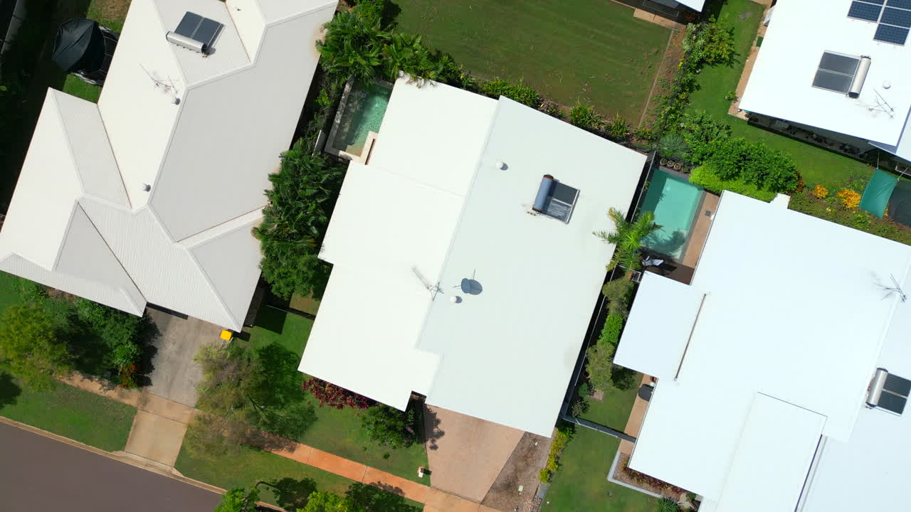dron aéreo de casa con pequeña piscina y acceso lateral en el vecindario suburbano, de arriba hacia abajo ascender giratorio