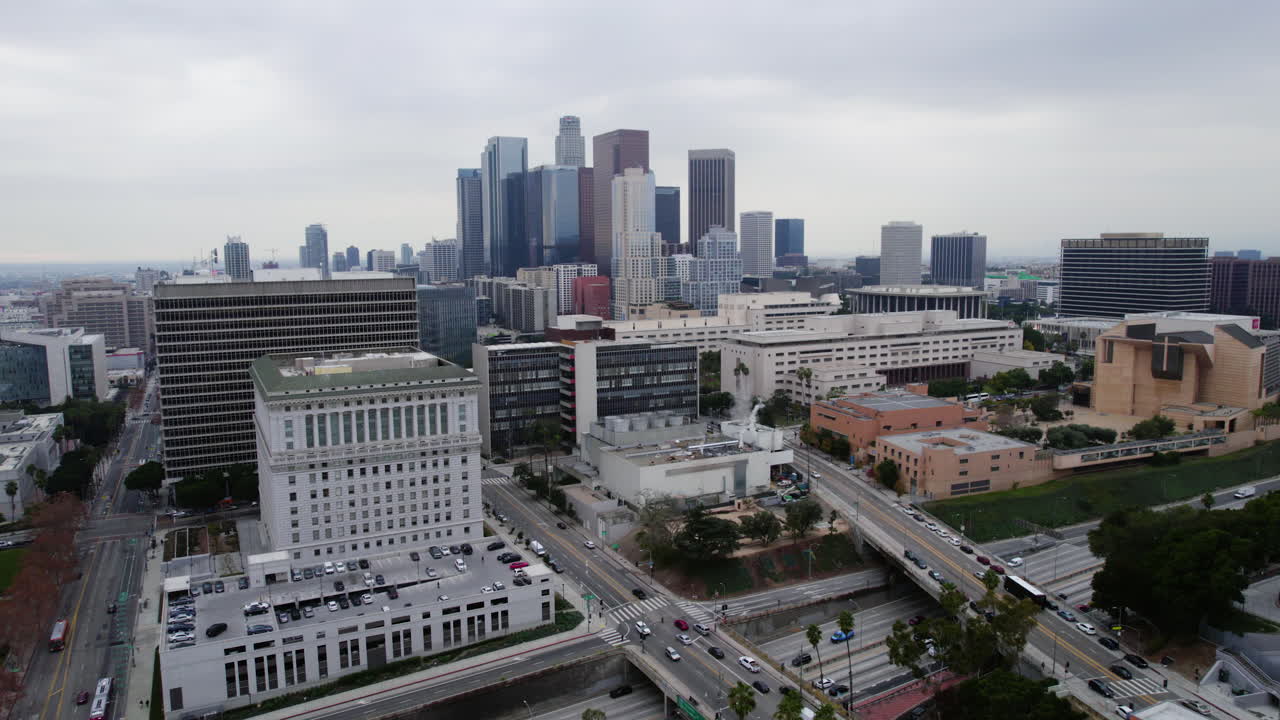 Centro di Los Angeles USA, vista aerea del distretto finanziario, tribunali della contea ed edifici amministrativi, traffico sull'autostrada interstatale US-101