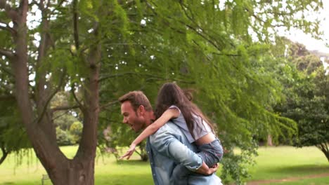 Guapo-Padre-Dándole-Piggy-Back-A-Su-Hija