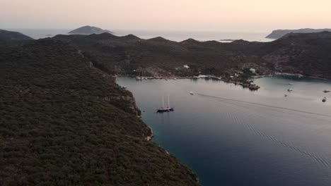 Vista-Aérea-De-La-Goleta-Turca-En-Las-Aguas-De-Kas,-Turquía