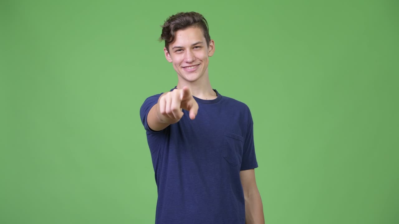 joven adolescente guapo señalando a la cámara