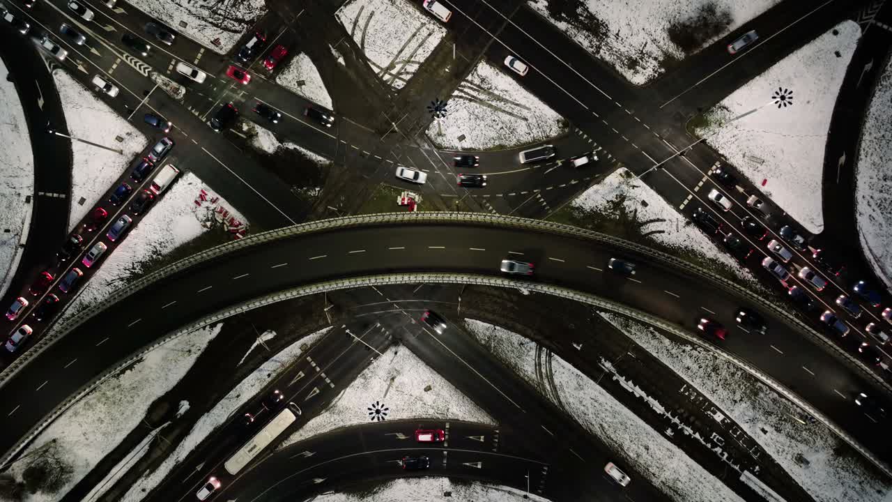 intercambio de carreteras en invierno vista aérea video de stock