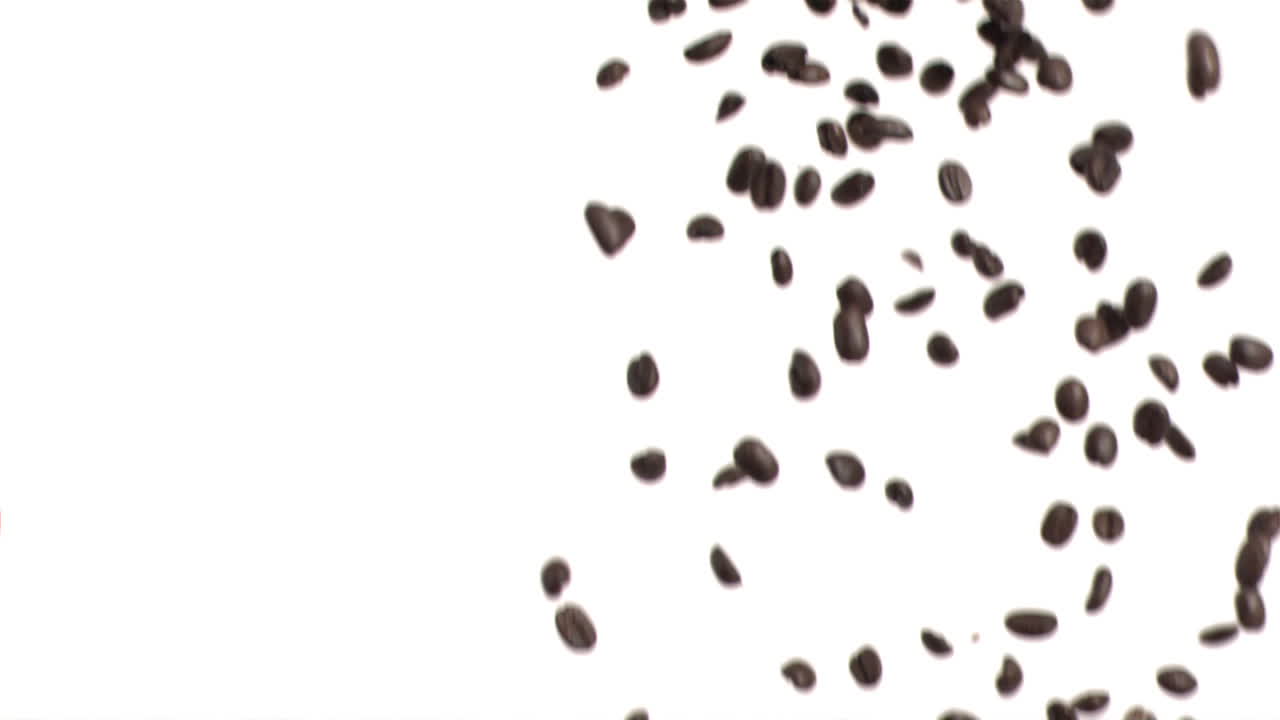 Chicchi di caffè che cadono in super slow motion