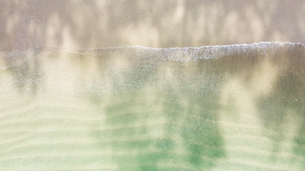 청록색 바다 물과 아름다운 하얀 모래 해변의 상위 뷰