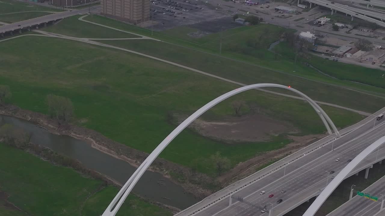 Toàn cảnh trung tâm thành phố Dallas bằng máy bay không người lái, thể hiện cảnh quan và đường xá của thành phố