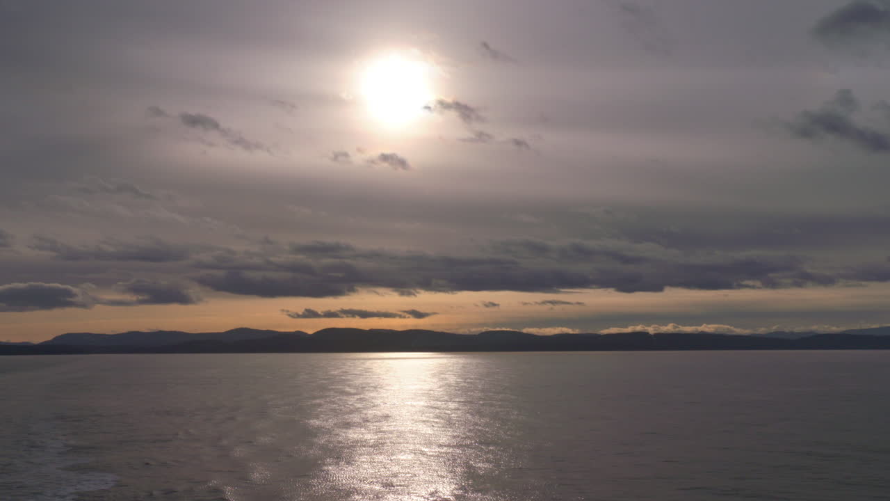 졸졸 흐르는 태평양 너머로 지는 태양