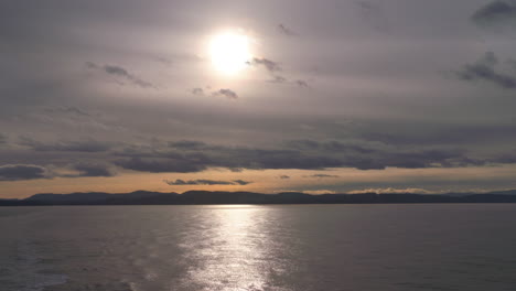 sol cerca de la puesta sobre el ondulante océano pacífico