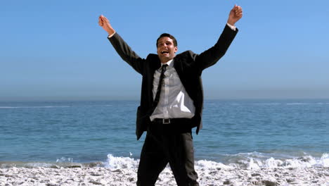 Alegre-Hombre-De-Negocios-Libre-Bailando-En-La-Playa