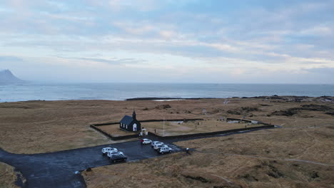 toma aérea de la iglesia de budakirkja, islandia