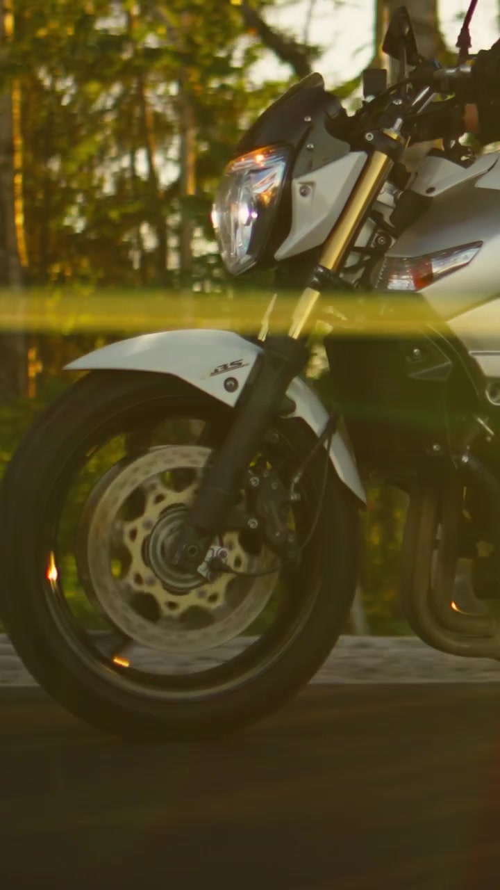 Primo piano di una motocicletta in corsa su strada al tramonto