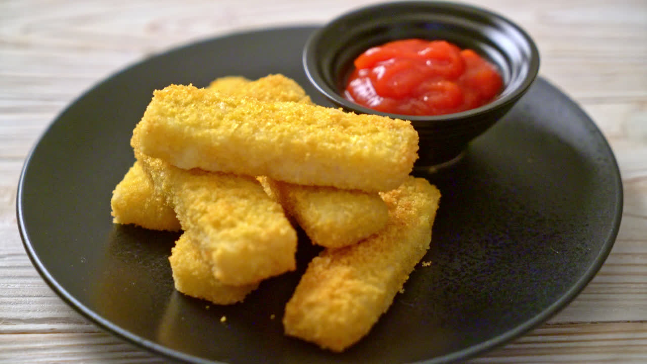 케첩과 바삭하게 튀긴 생선 손가락