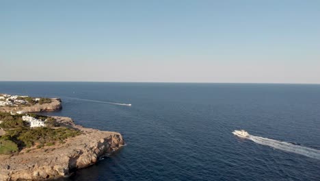 Antenne:-Küste-Der-Insel-Mallorca-Im-Sommer-Mit-Boot-Am-Mittelmeer