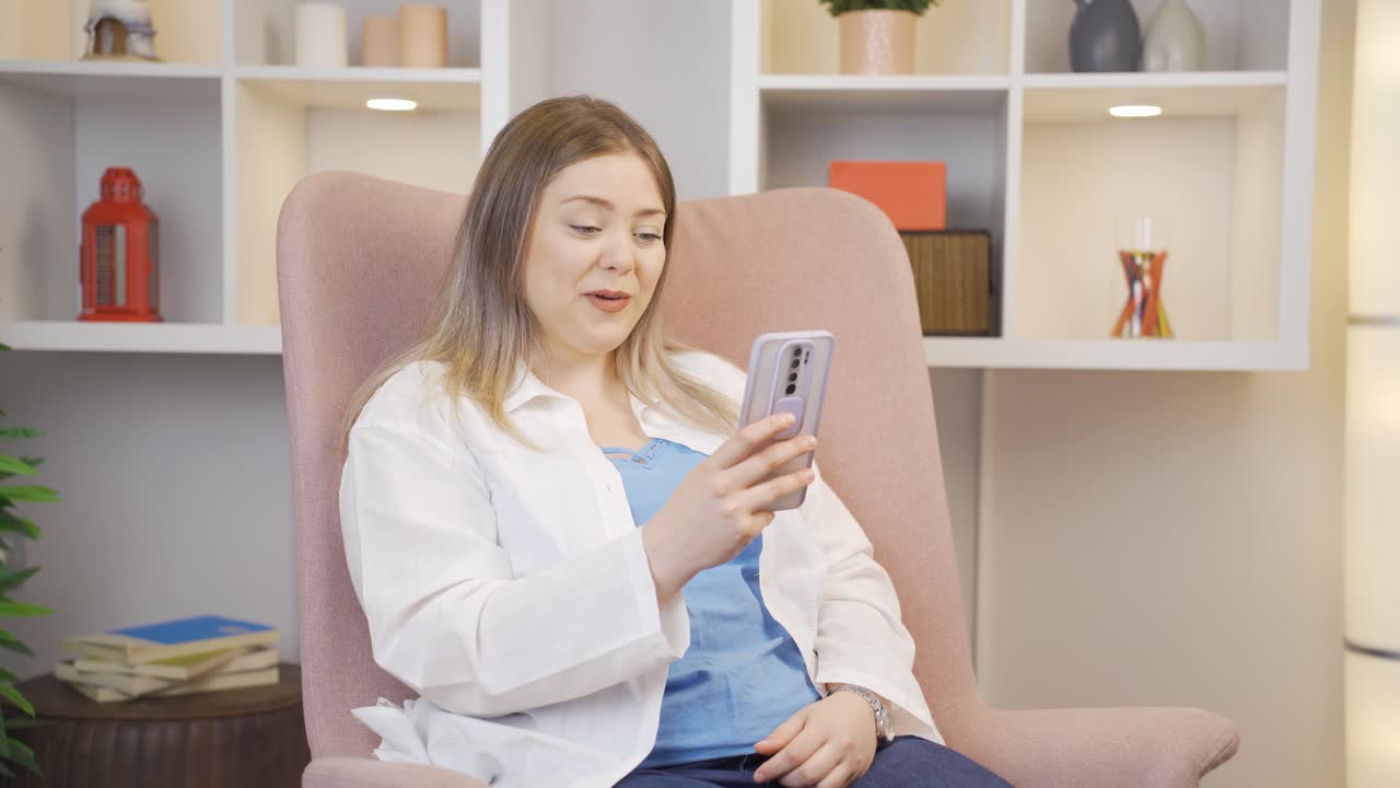 전화하고 있는 젊은 여성.