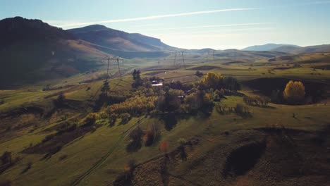 Luftaufnahme-Einer-Wunderschönen-Sonnigen-Grünen-Wiese-Mitten-Im-Nirgendwo