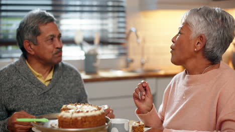 Glücklich,-Kuchen-Und-älteres-Paar-In-Der-Küche