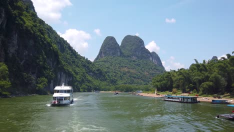 Passagiertouristenboot,-Das-Zwischen-Karstlandschaften-Auf-Dem-Herrlichen-Li-fluss-Von-Guilin-Nach-Yangshuo-Fährt