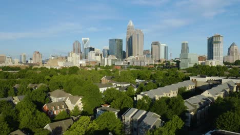 vuelo aéreo bajo sobre el barrio de clase media en charlotte, carolina del norte