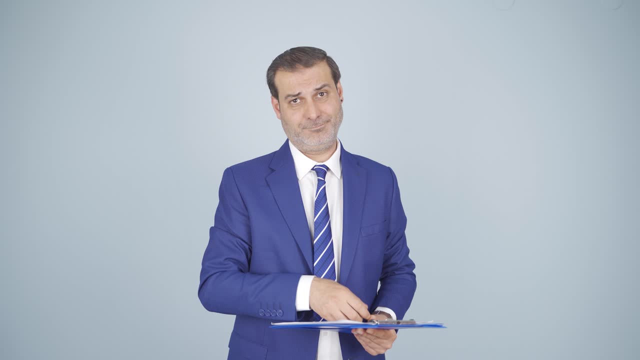 hombre de negocios diciendo callarse a la cámara.