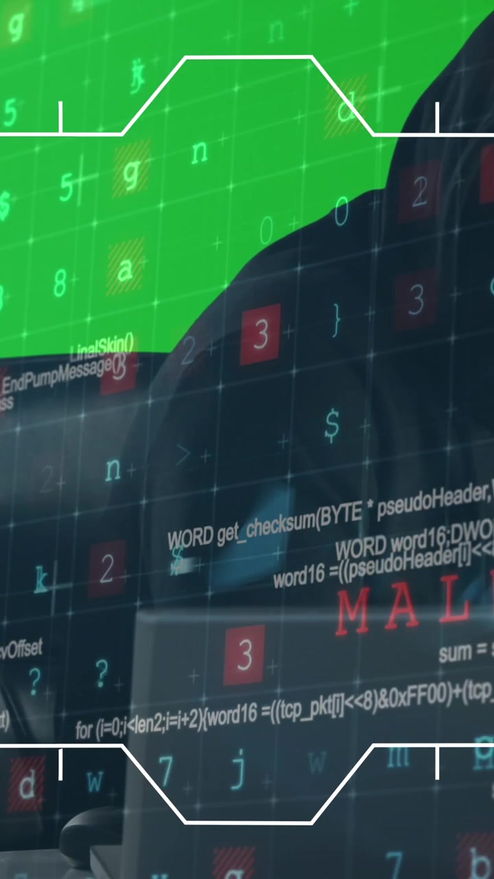 Processamento de dados de cibersegurança sobre hacker masculino usando computador em tela verde
