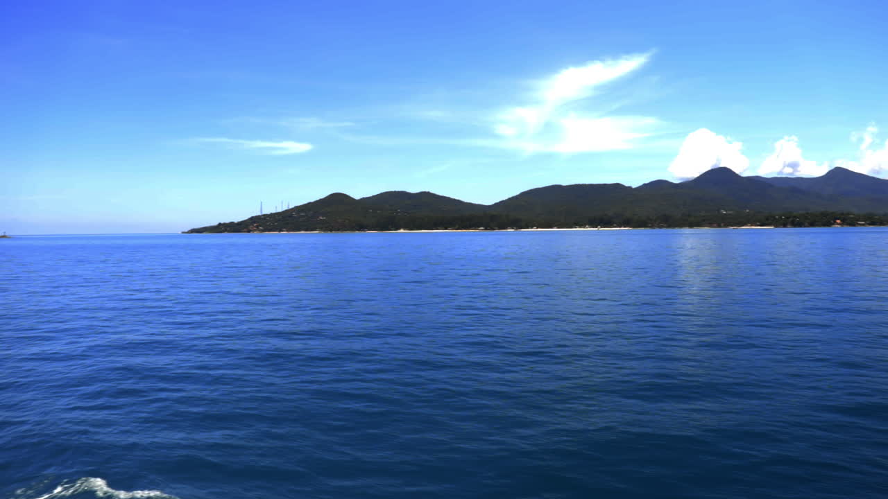 mirando el mar, la isla y el cielo desde el mar