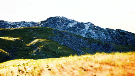 Asombroso-Paisaje-De-Montaña-Coloreada-Y-Cielo-Al-Fondo-Al-Atardecer