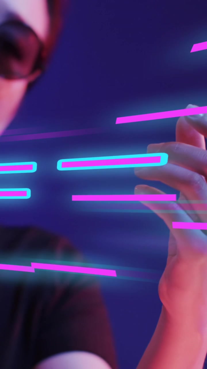 Animazione di scie luminose di trasferimento dati su una donna asiatica che utilizza un visore VR