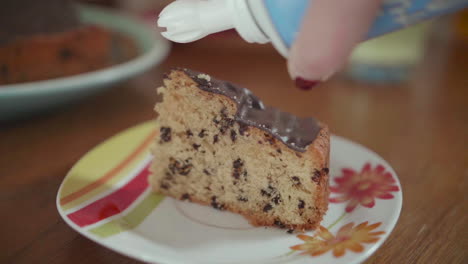 Creme-Auf-Ein-Stück-Kuchen-Streichen---Zeitlupe