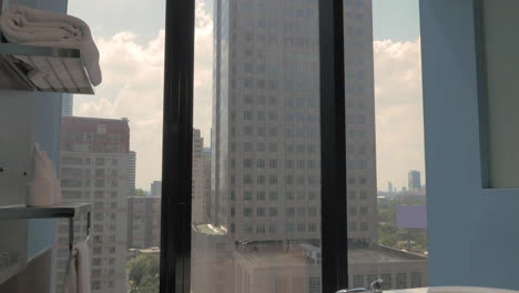 Bathroom-with-panoramic-windows-in-the-hotel