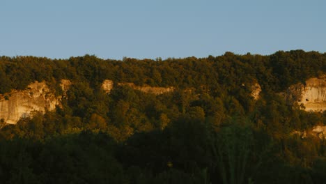 hermoso atardecer panorámico de un acantilado en la región de dordogne de francia con árboles y iluminación de hora dorada 4k