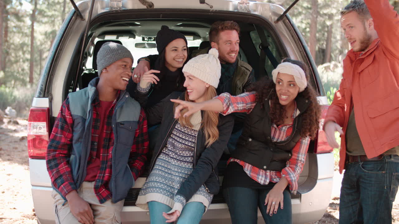 친구 들 은 산책 하기 전 에 자동차 의 뒷면 에 앉아 이야기 하고 있다