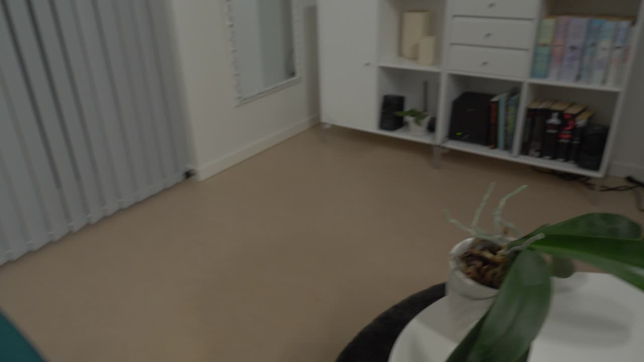 pov: levantarse de la cama, cámara lenta