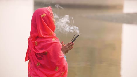 Indian-woman-praying-to-god