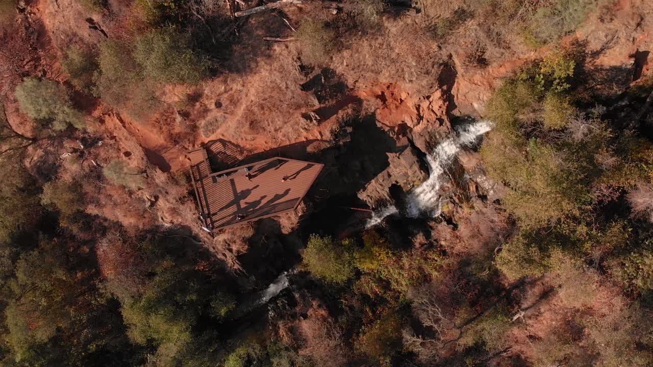 캘리포니아 산의 바위와 황금빛 오번을 흐르는 숨겨진 폭포 지역 공원 폭포의 궤도를 도는 공중 전망