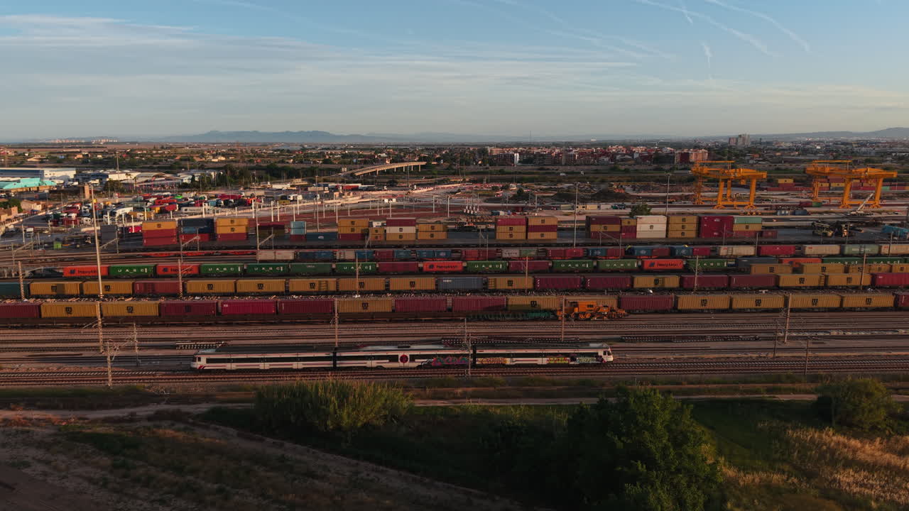 Luftaufnahme von Güterzügen und Schiffscontainern im Intermodalterminal