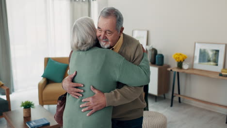 abrazo, casa y pareja de último año con amor