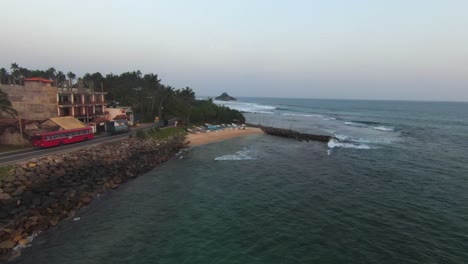 Drone-Fpv-Volando-Rápido-Sobre-La-Costa-Del-Océano-Azul-Con-Una-Vista-Rápida-De-La-Calle,-Sri-Lanka