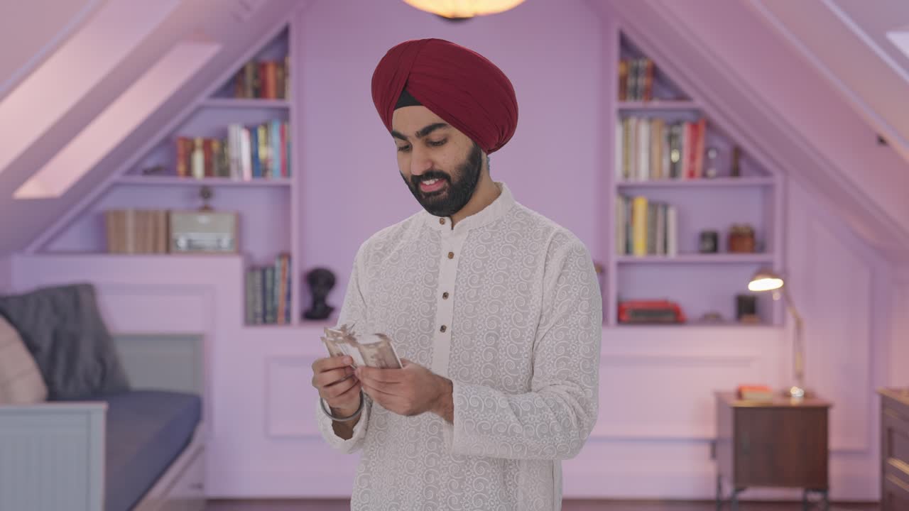 hombre indio sikh feliz contando dinero