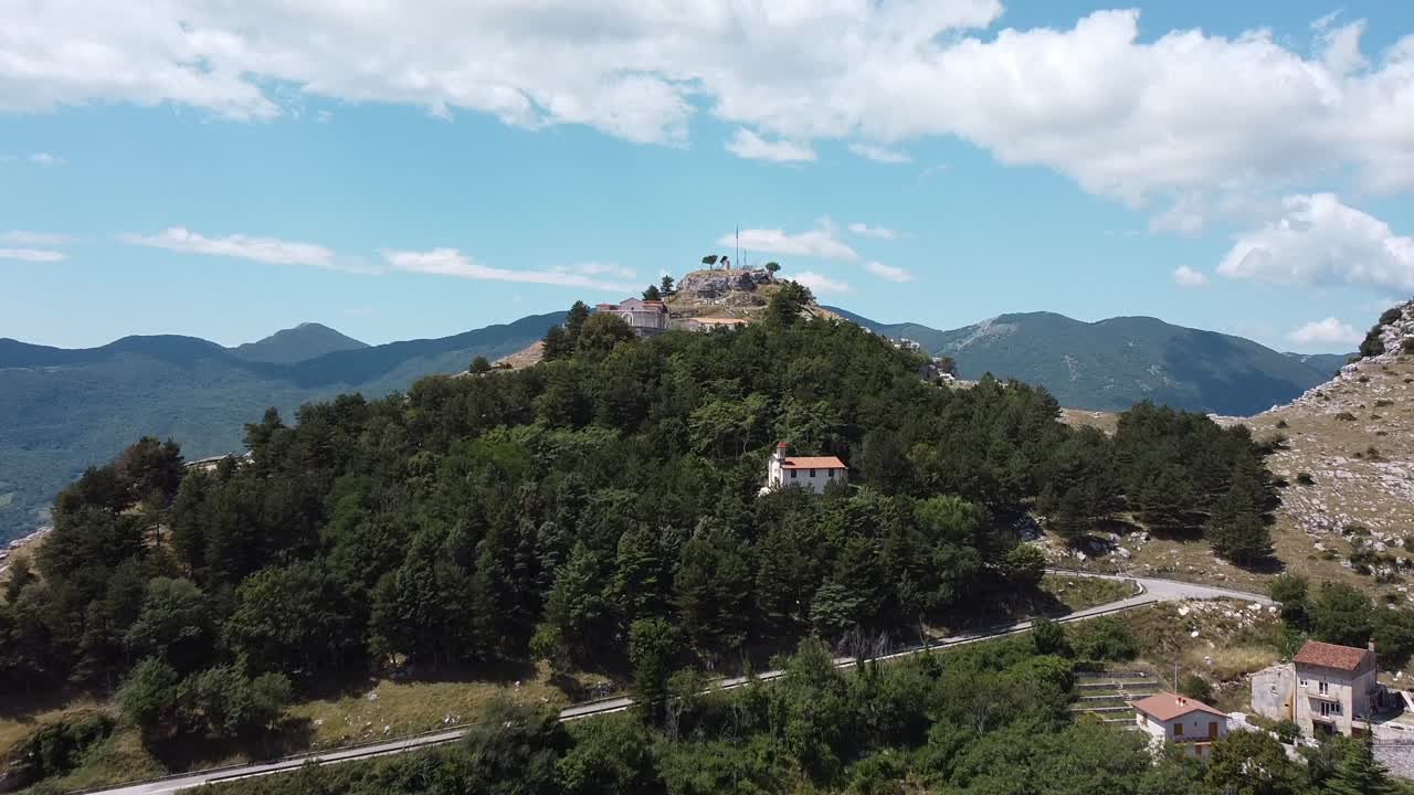 vista aérea del paisaje del mirador del pueblo de pietraroja, en la cima de una colina, en los apeninos, italia