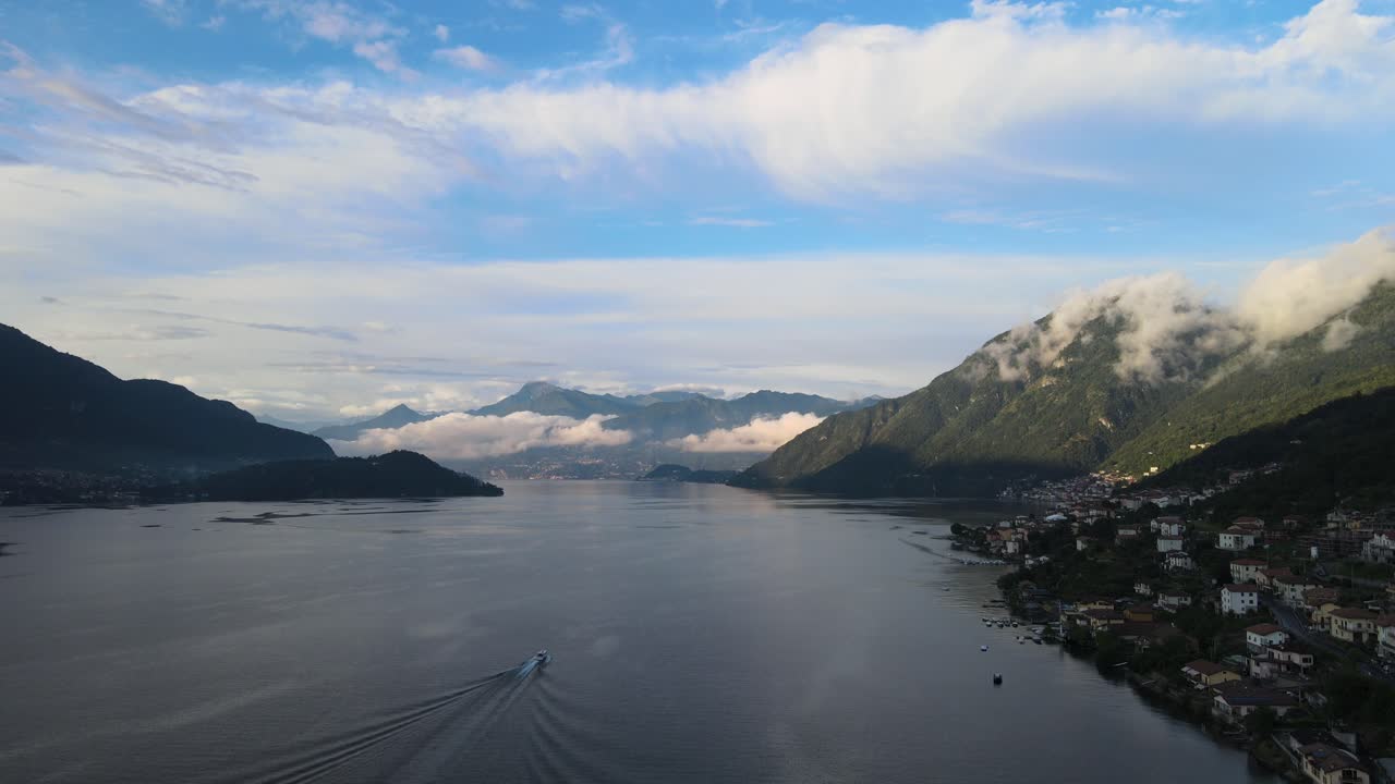 일몰 동안 알프스의 이탈리아 한가운데 있는 컴 호수의 아름다운 지역 파노라마