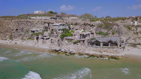 la casa artística - playa de sidna ali, herzliya es un hermoso complejo hecho de piedra caliza en un acantilado junto a una playa lejana - disparo de paralaje