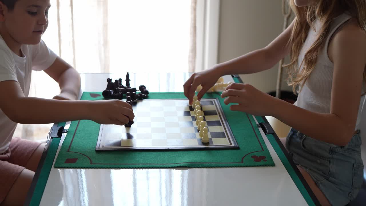Bambini che giocano a scacchi