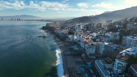 Playa-De-Los-Muertos-Y-Muelle-Cerca-Del-Famoso-Malecón-De-Puerto-Vallarta,-La-Playa-Pública-Más-Grande-De-La-Ciudad