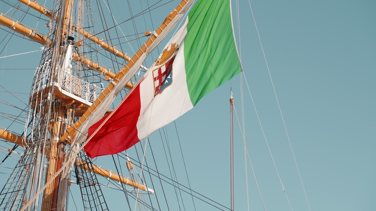 Bandiera navale italiana su un veliero
