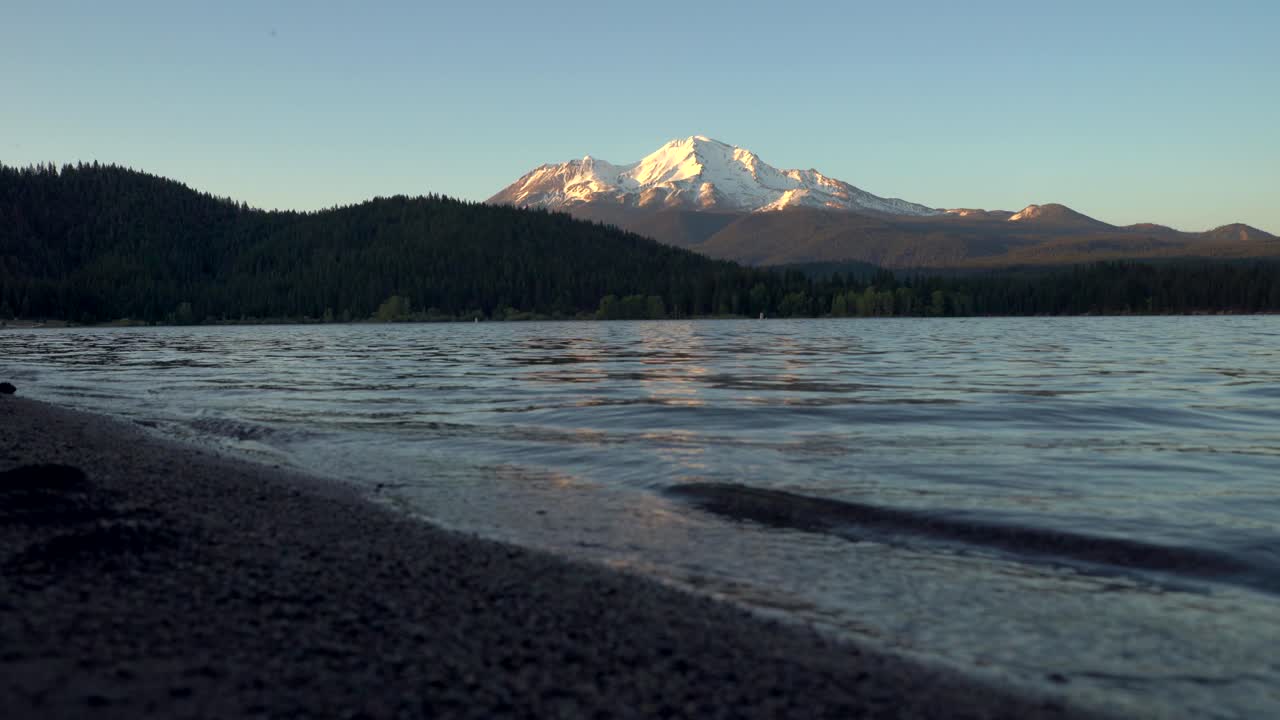 mt shasta vista desde el lago siskiyou al atardecer